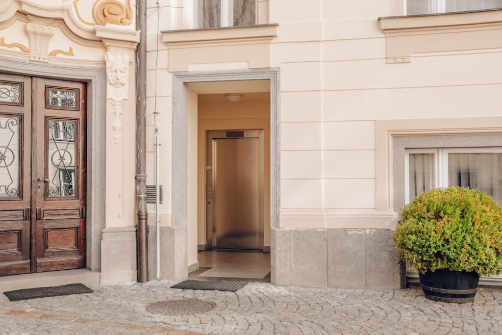 Magnificent Historical Penthouse In The Heart Of Prague Lägenhet Exteriör bild